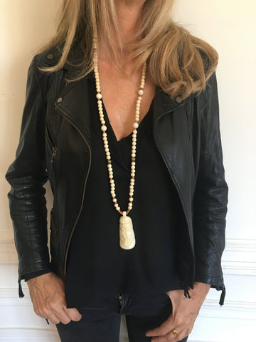 Collier long en bois, masque blanc corne - Jewels of Mala