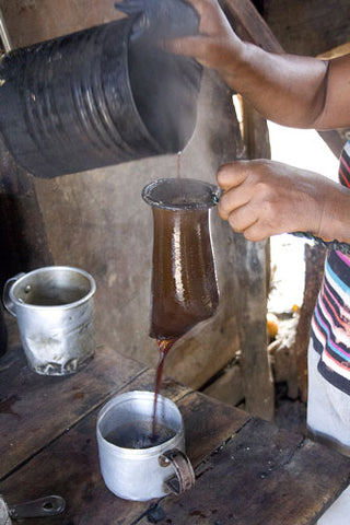 Kaffee wird durch Sieb eingeschüttet