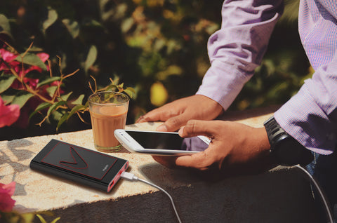 traveler charges iphone by power bank