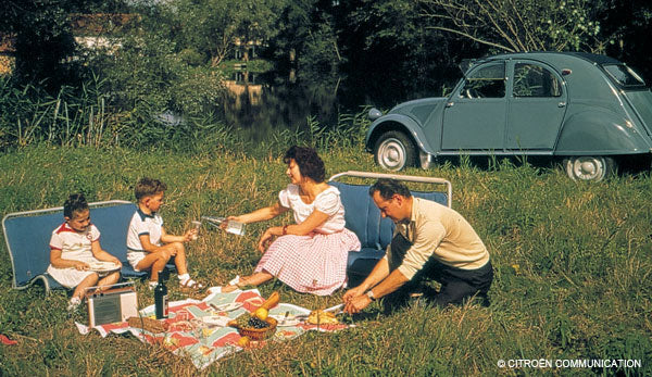 Une famille et sa 2CV