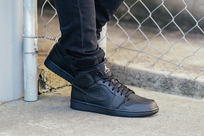 all black air jordan 1 mid