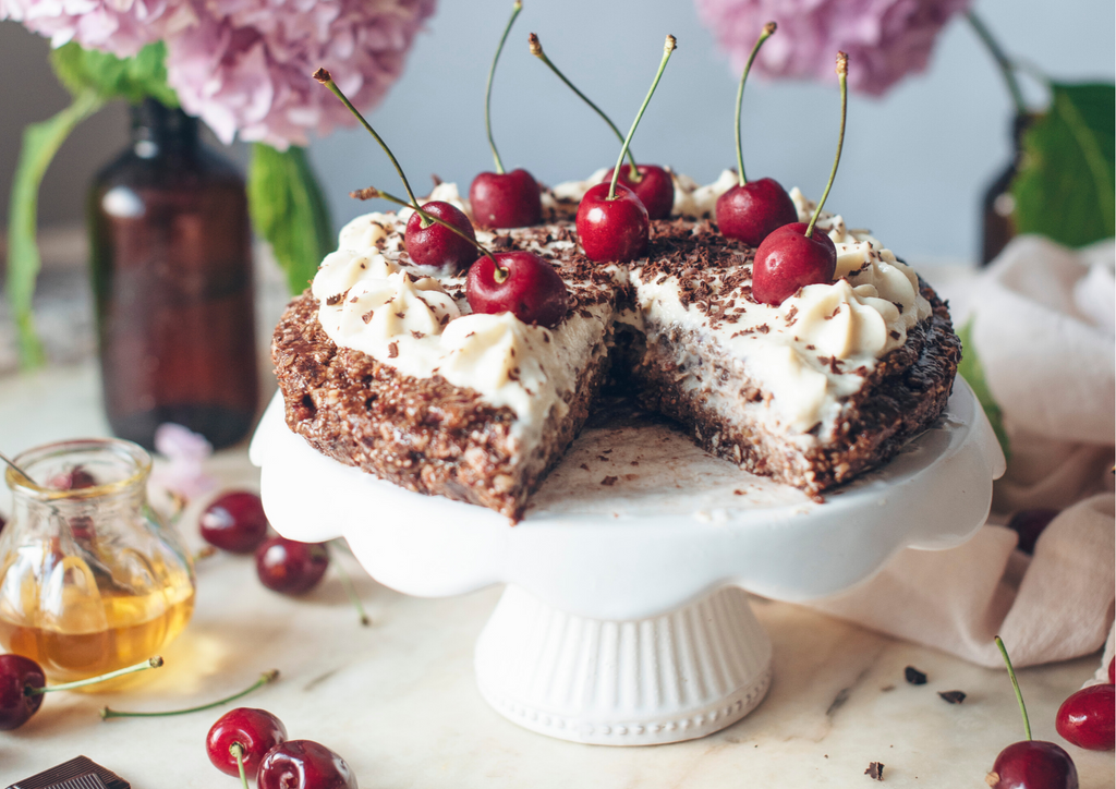 torta fredda alle ciliegie senza cottura e vegana