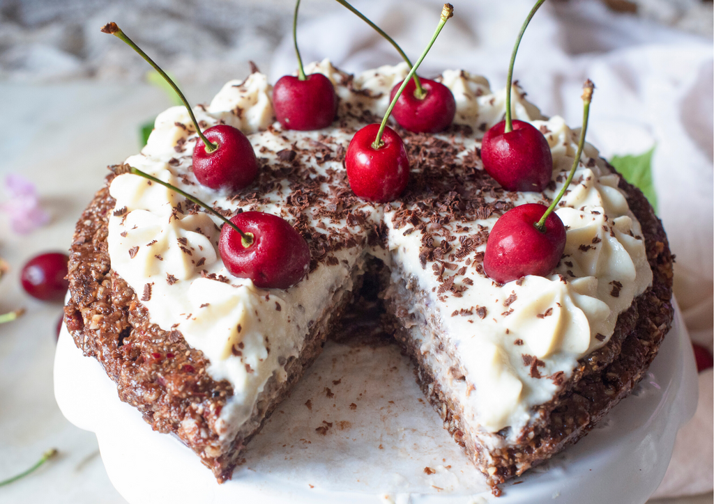 torta fredda alle ciliegie vegana e senza cottura