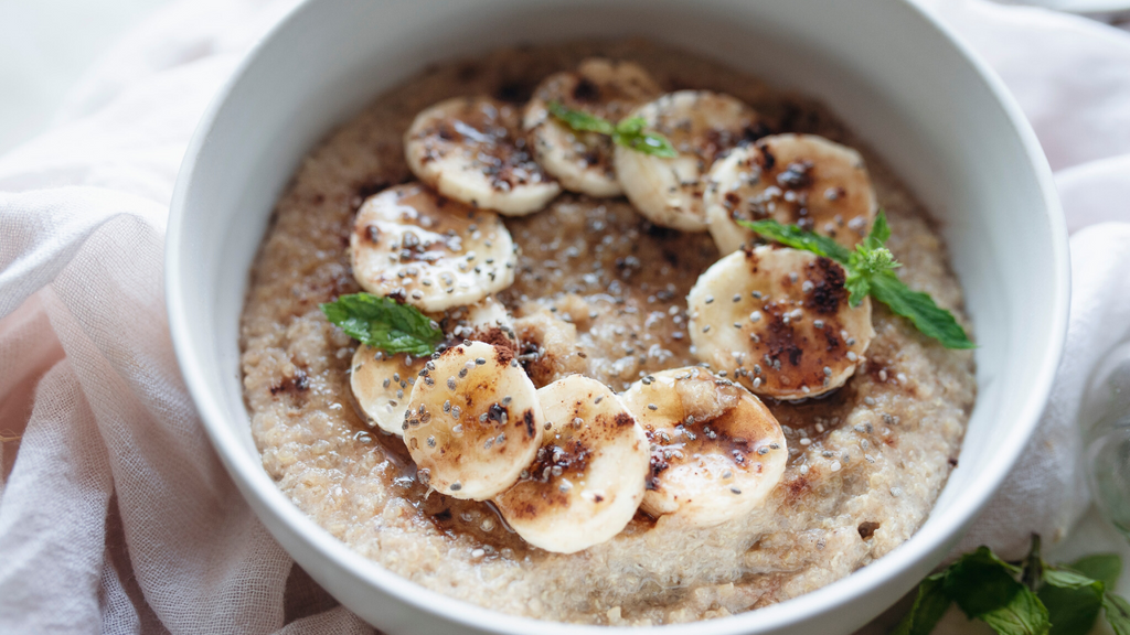 porridge di quinoa alla banana senza glutine e latte