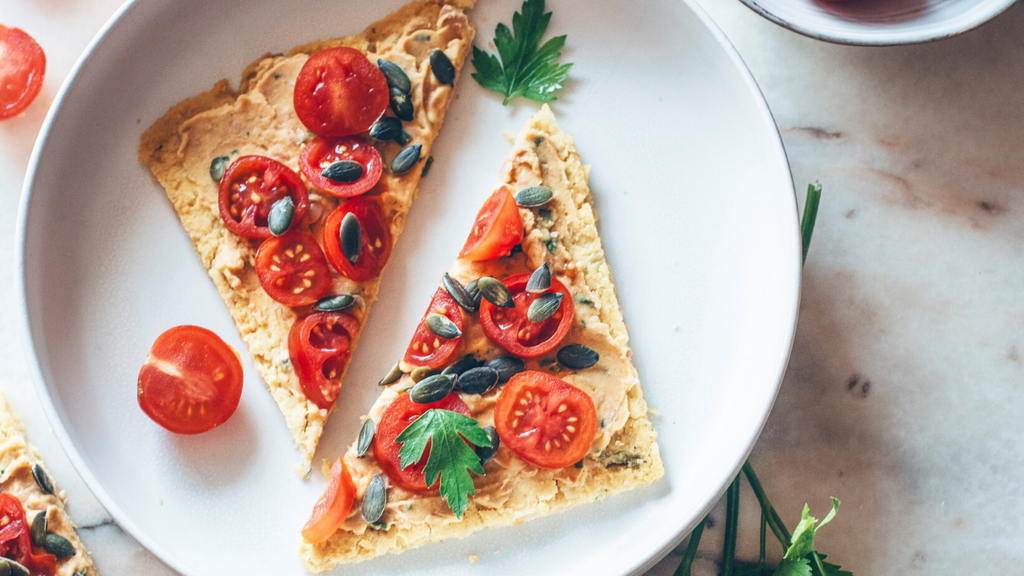 schiacciatina di ceci con hummus e pomodorini senza glutine e vegan