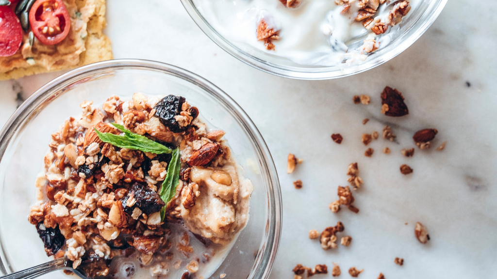 bowl di granola con yogurt di soia vegan e senza glutine