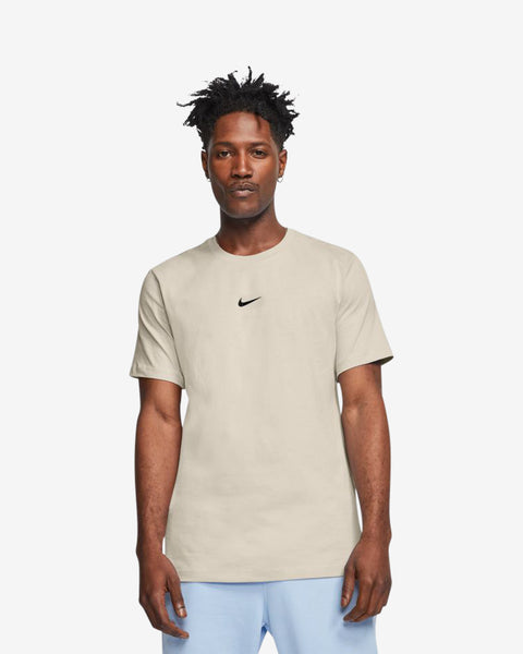 NSW TEE SS LBR SWOOSH - LIGHT OREWOOD 