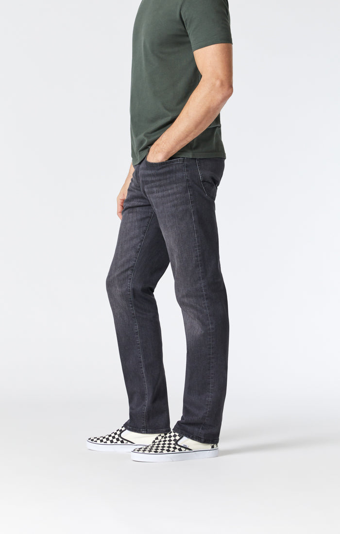 ZACH STRAIGHT LEG JEANS IN MID GREY ORGANIC MOVE Image 4