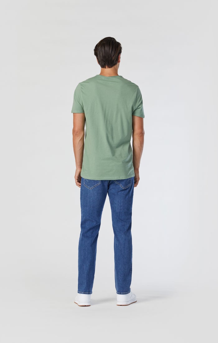 ZACH STRAIGHT LEG JEANS IN MID INDIGO BRUSHED WILLIAMSBURG Image 3
