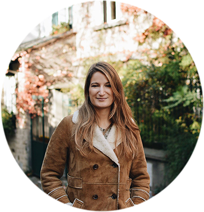 Portrait Clara Ferrand photographe chaussettes transparentes Atelier St Eustache