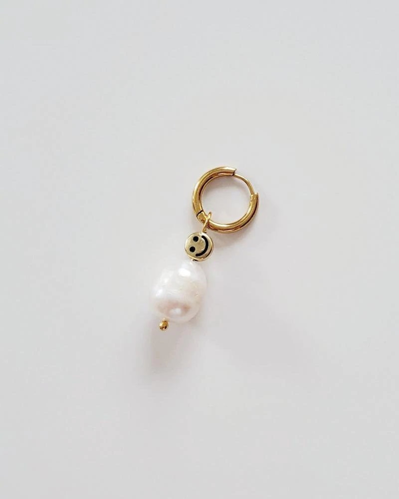 Bijou Smiley Pearl Earring