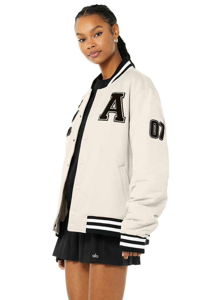 Alo Yoga G.O.A.T Jacket - Bone. 4