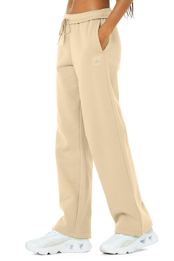 Alo Yoga Renown Sweatpant - Sand Dune. 3