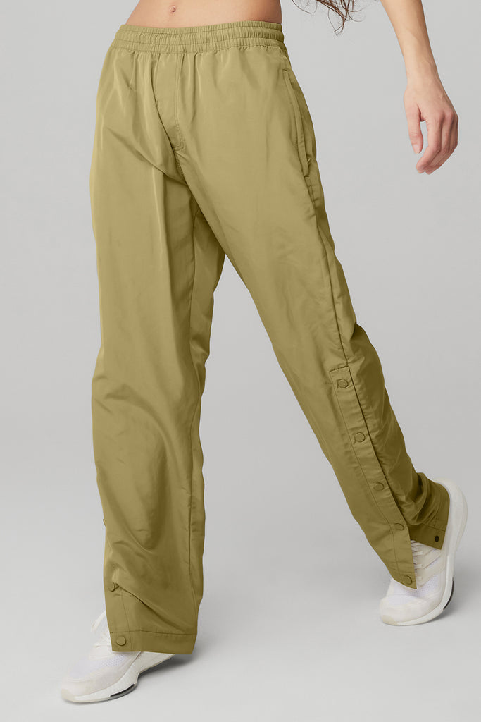 Alo Yoga Legend Snap Pant - Wasabi. 3