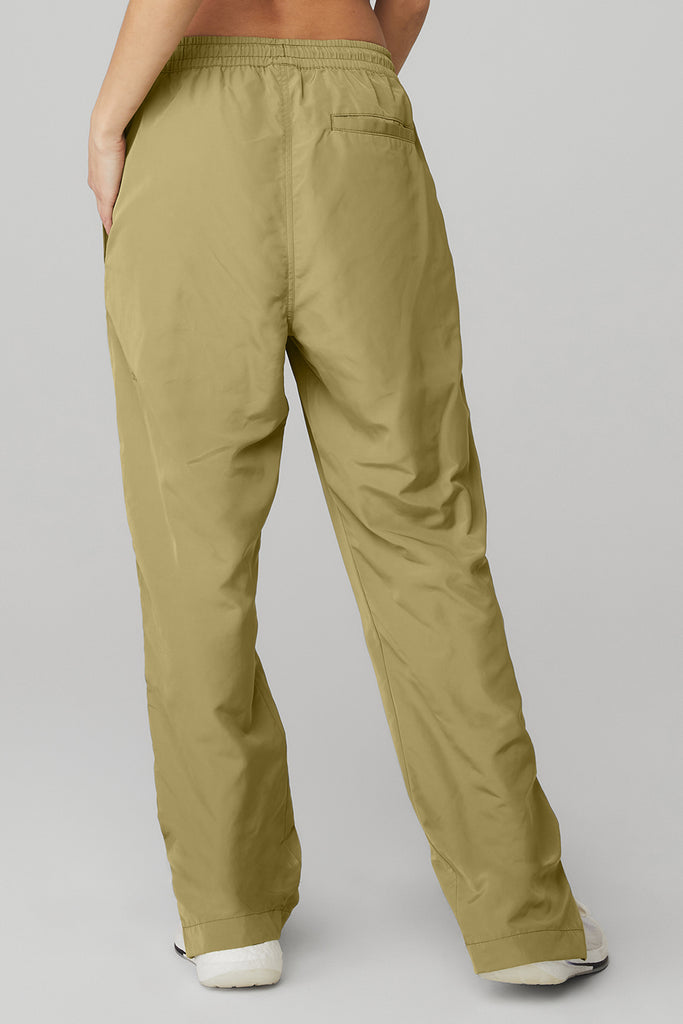 Alo Yoga Legend Snap Pant - Wasabi. 4