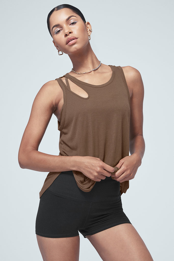 Alo Yoga Ribbed Peak Tank - Hot Cocoa. 2