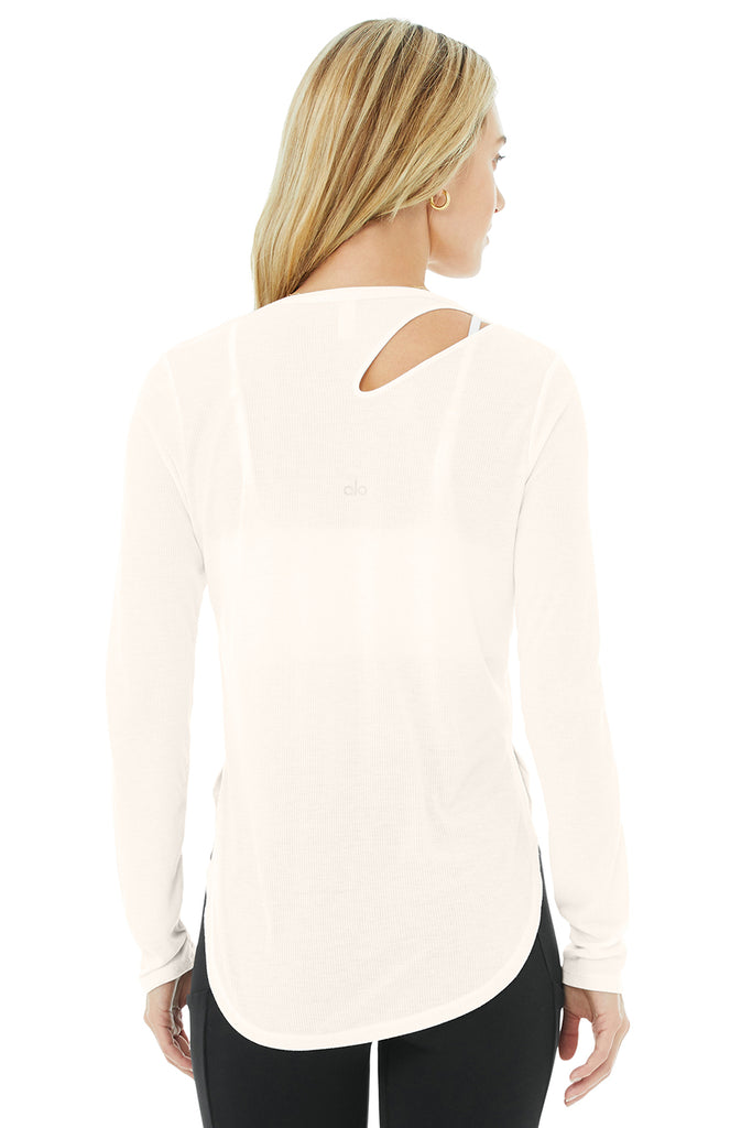 Alo Yoga Ribbed Peak Long Sleeve - Ivory. 4