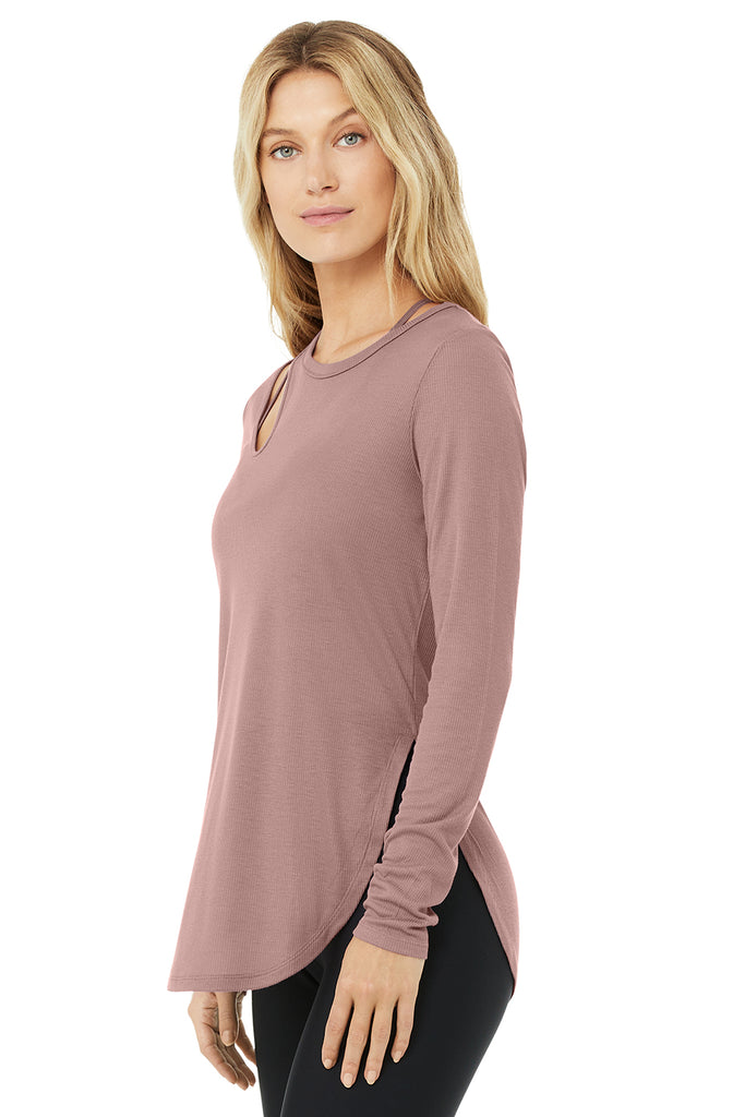 Alo Yoga Ribbed Peak Long Sleeve - Woodrose. 3