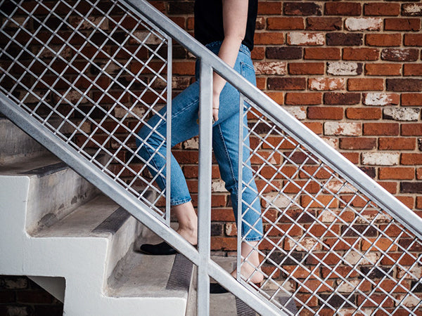 PRO Compression Woman Climbing Stairs