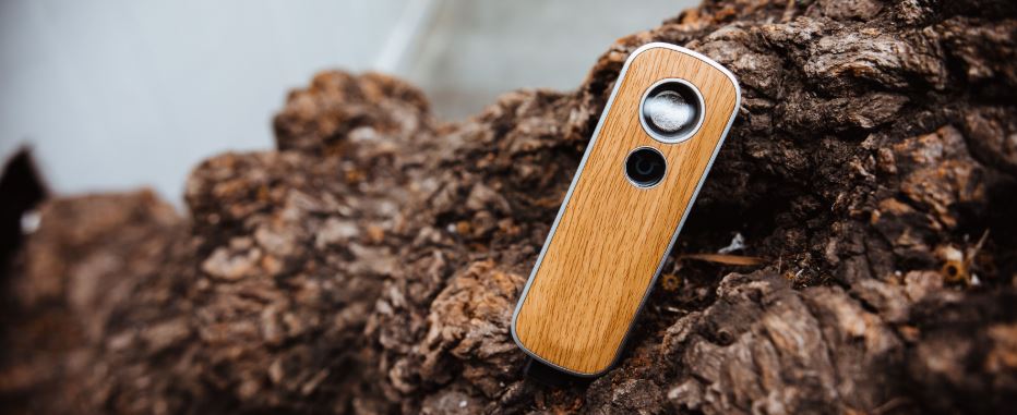 Firefly 2+ on beach wood