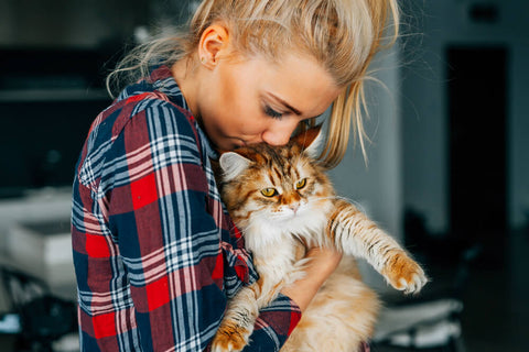 maria holding her cat nala kittysensations