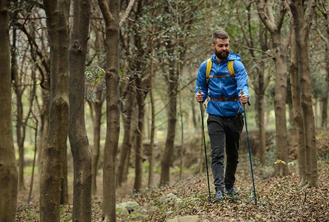 cara melindungi lutut saat hiking