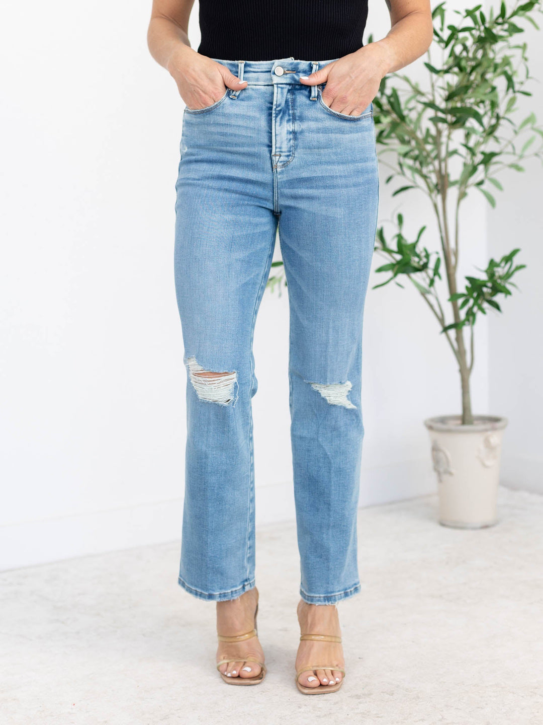 Good American Good Curve Straight Knee Destruct Soft TechDenim jeans