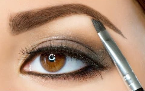 shaping brows with brush