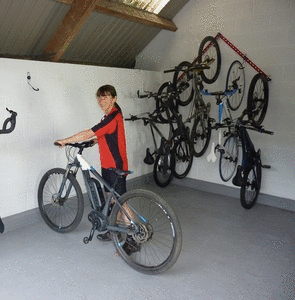 Bike wall mount animation showing how to mount a bike on the wall without lifting
