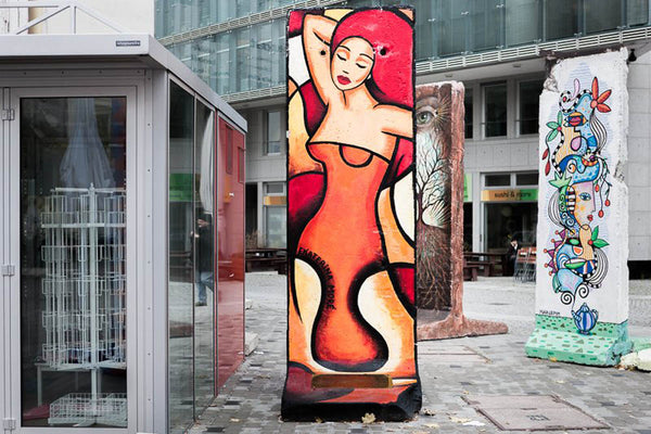 Bilderserie vom Kunstprojekt "Berliner Mauer: Feuer-Wasser" am Checkpoint Charlie in Berlin