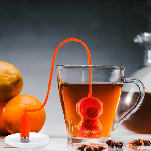 Taza con infusor de té en forma de buzo