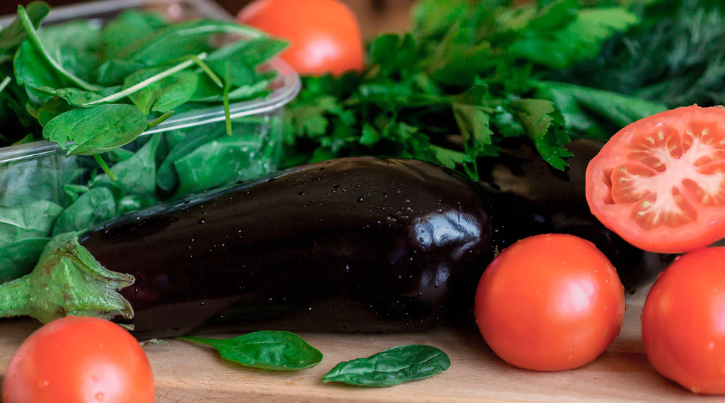 Mitä ketogeenisessa ruokavaliossa saa syödä? Ketogeeniseen ruokavalioon sopivia kasviksia kuten munakoiso ja tomaatti.