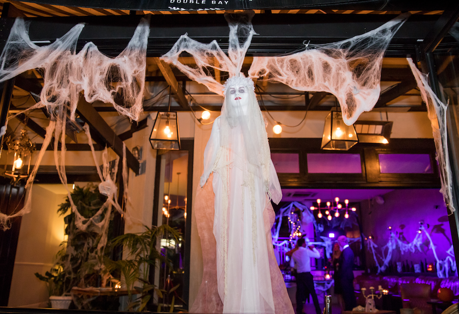 Halloween Decorations: Entrance Floating head with spider webs