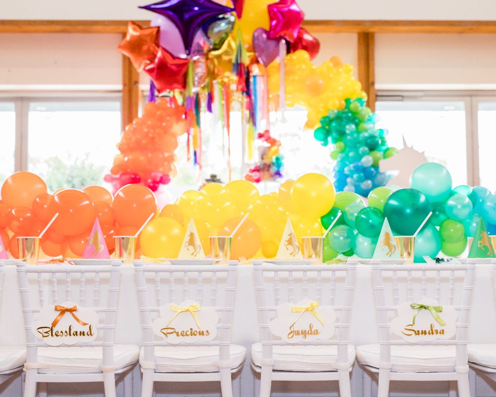 Kids table with gorgeous cloud chair name tags on white kids’ tiffany chairs