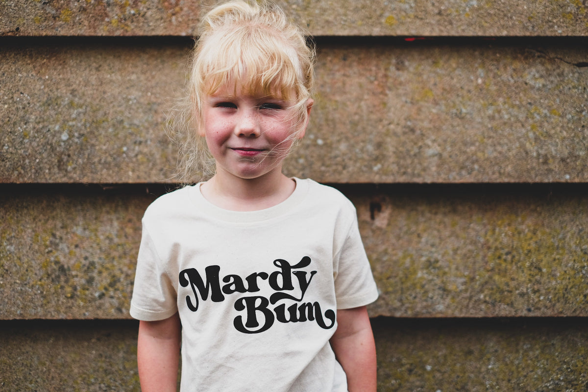 Had skrivning En sætning Mardy Bum T-shirt – All Kind Collective