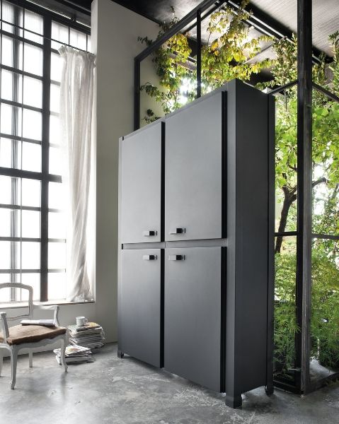 Minacciolo Minà Kitchen featires tall units which can easily accommodate roomy pantry cupboards. 