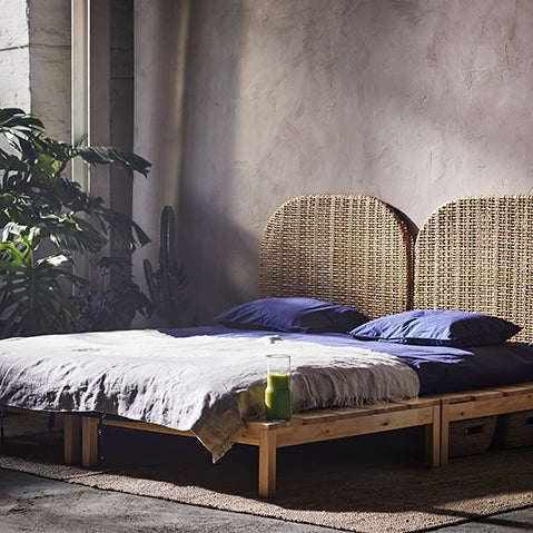 Here, the wicker HJÄRTELIG headboard gives the space an exotic look and feel