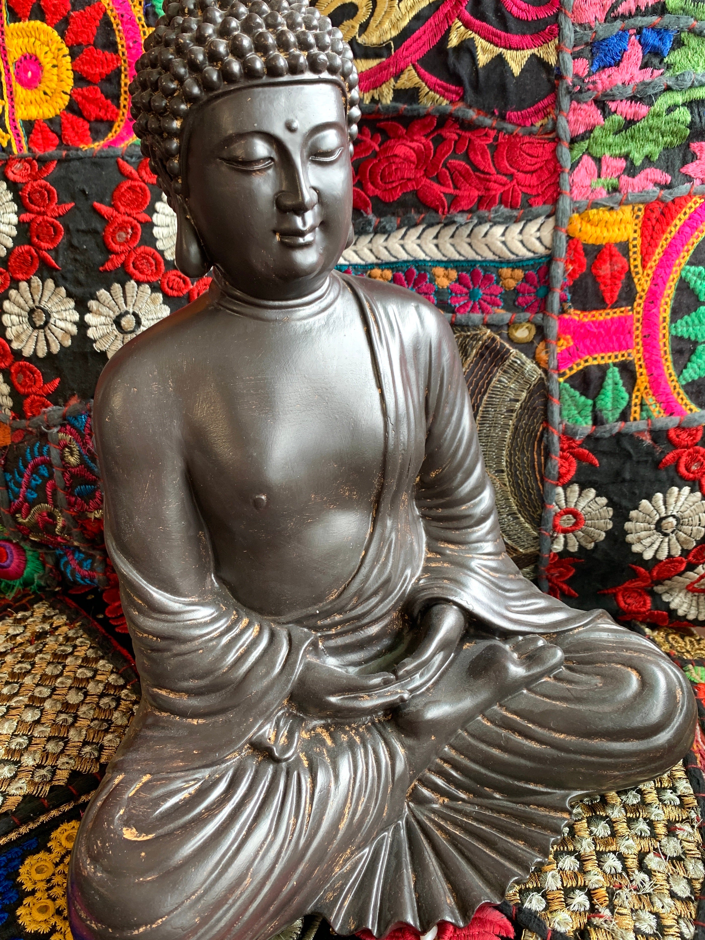 SITTING BUDDHA STATUE