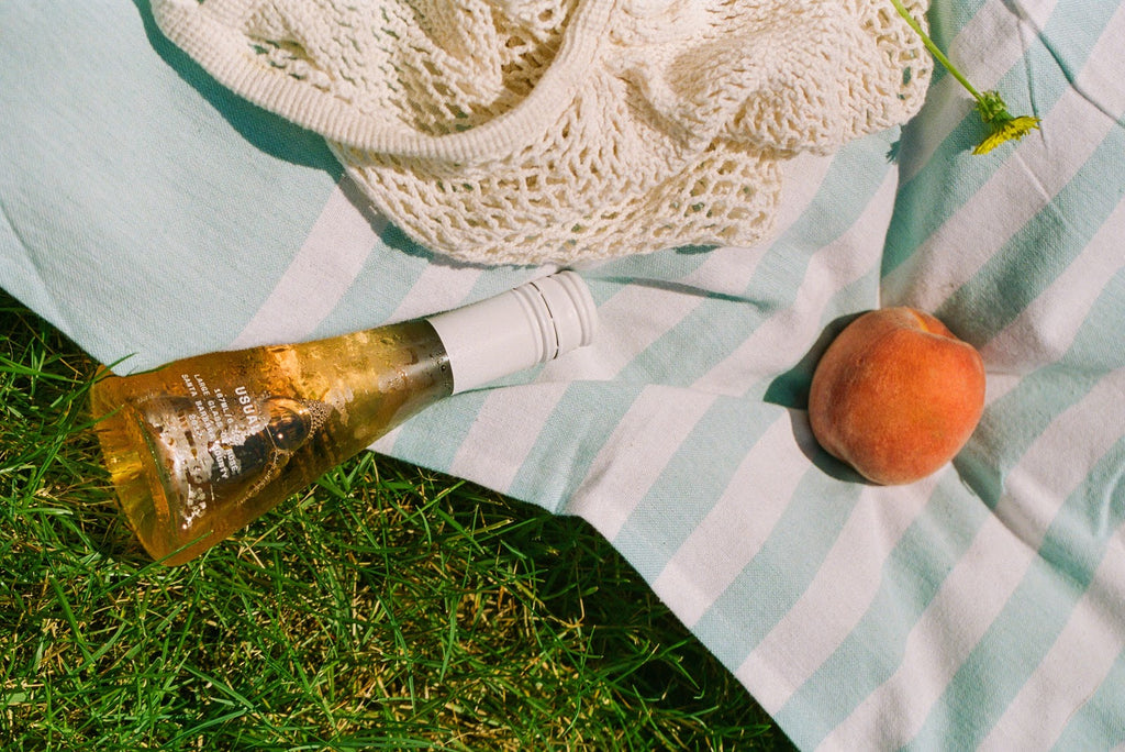 Organic wine: Picnic with Usual Wines and a peach 