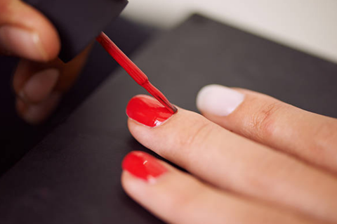apply the right amount of nail polish