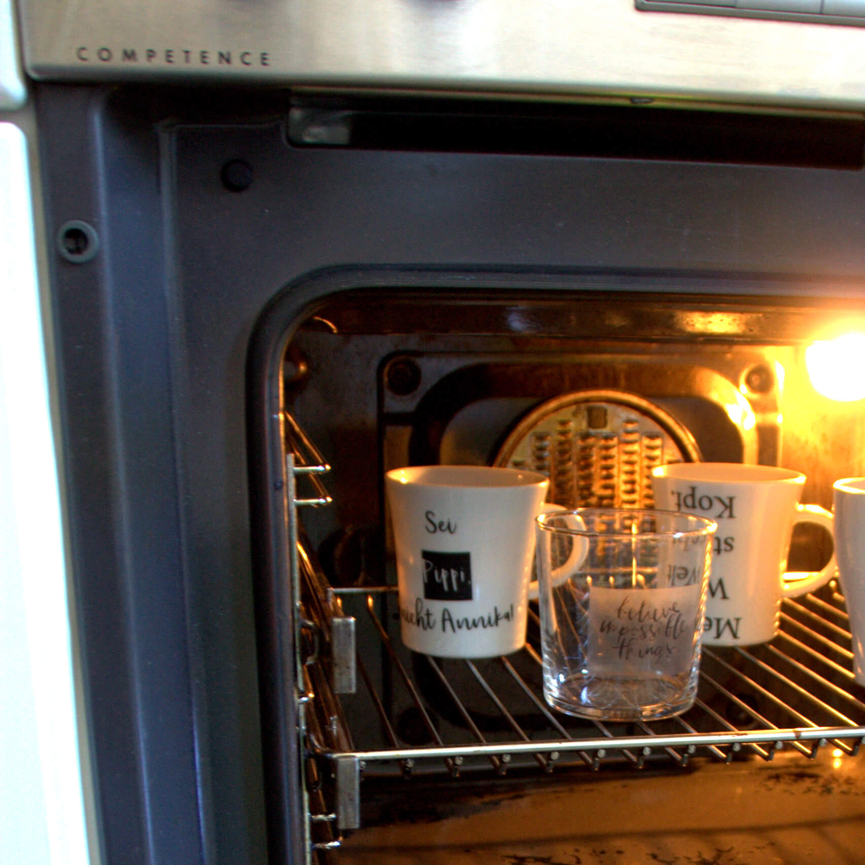 DIY Wasserschiebefolie auf Glas und Porzellan im Ofen erhitzen