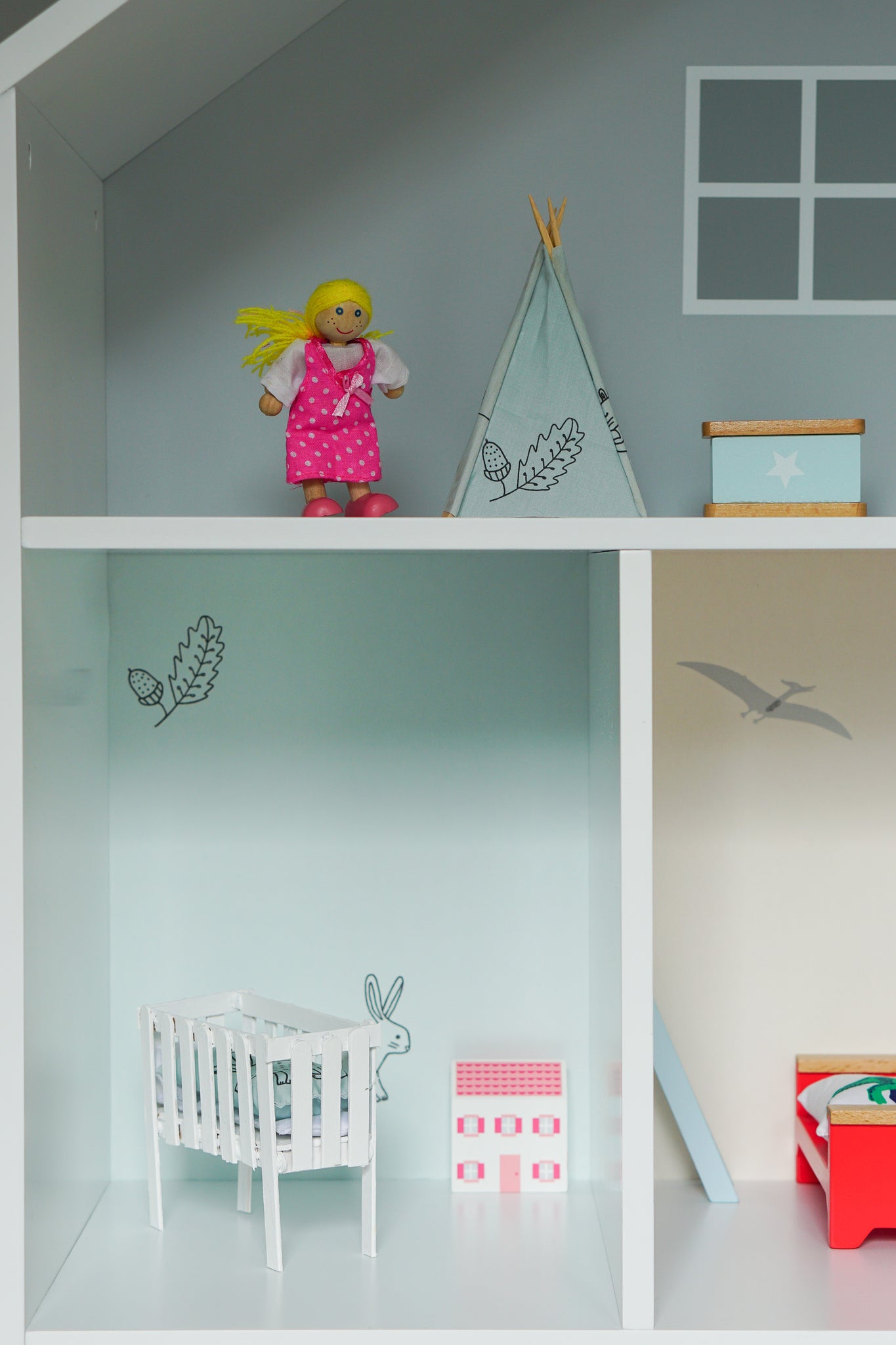 TRANSFORM A BOOKCASE INTO A DOLLS' HOUSE - PART IIII