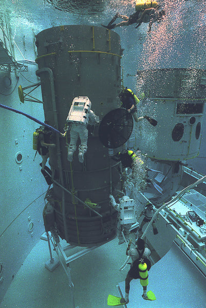 Neutral_Buoyancy_Simulator_Hubble_Space_Telescope_repair_training