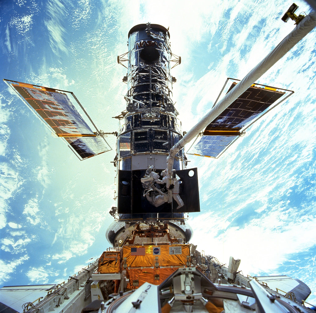 STS-103-HST-servicing-mission-3_Hubble_EVA