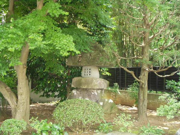 Shizengata" Japanese Lantern surrounded by neatly groomed trees