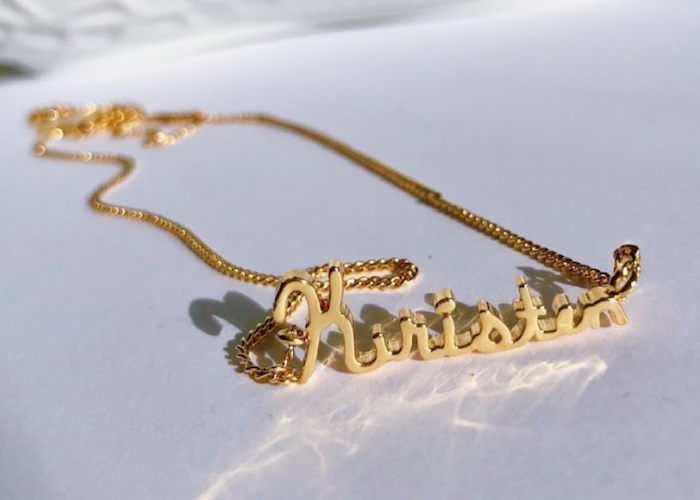 @Thelifestylearchive used her signature for a unique take on the classic nameplate necklace.