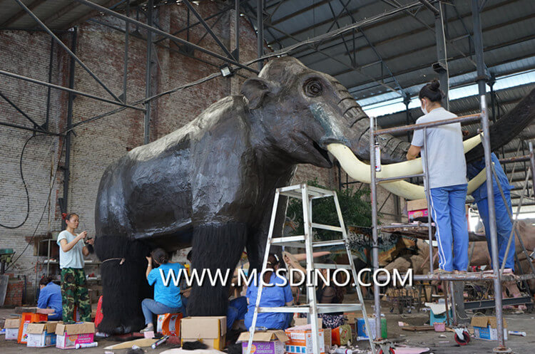 Sticky hair: Making a 2.5-meter-high mammoth model requires 8 workers to work two days to flocking the hair