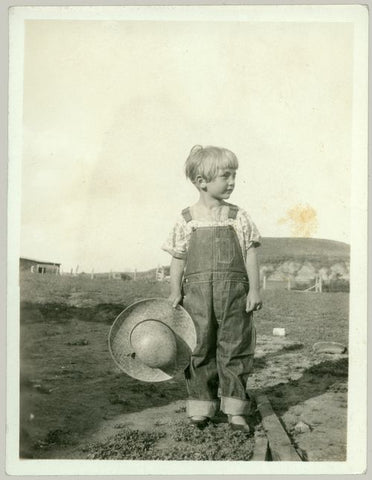 Enfant en salopette, au début du XXème siècle