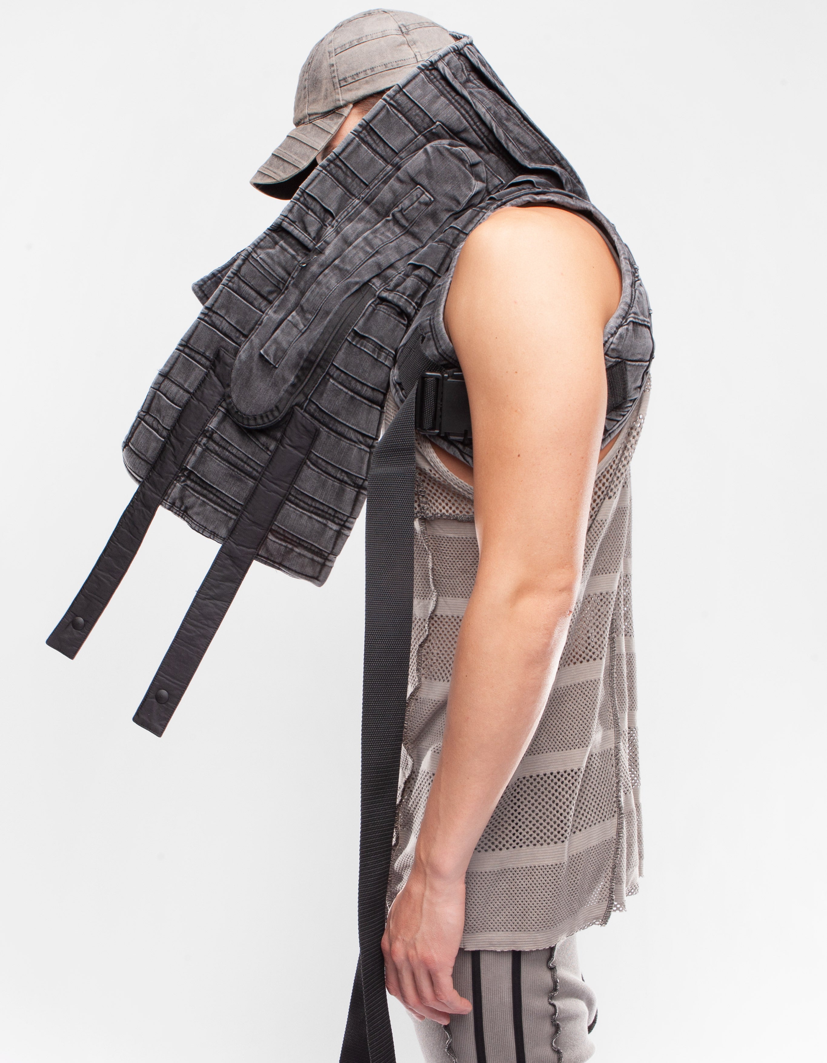 VEST NECK RIDE IN