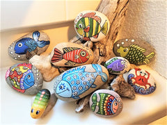 painted rocks fish happy home decorations by Lidia Zingerle